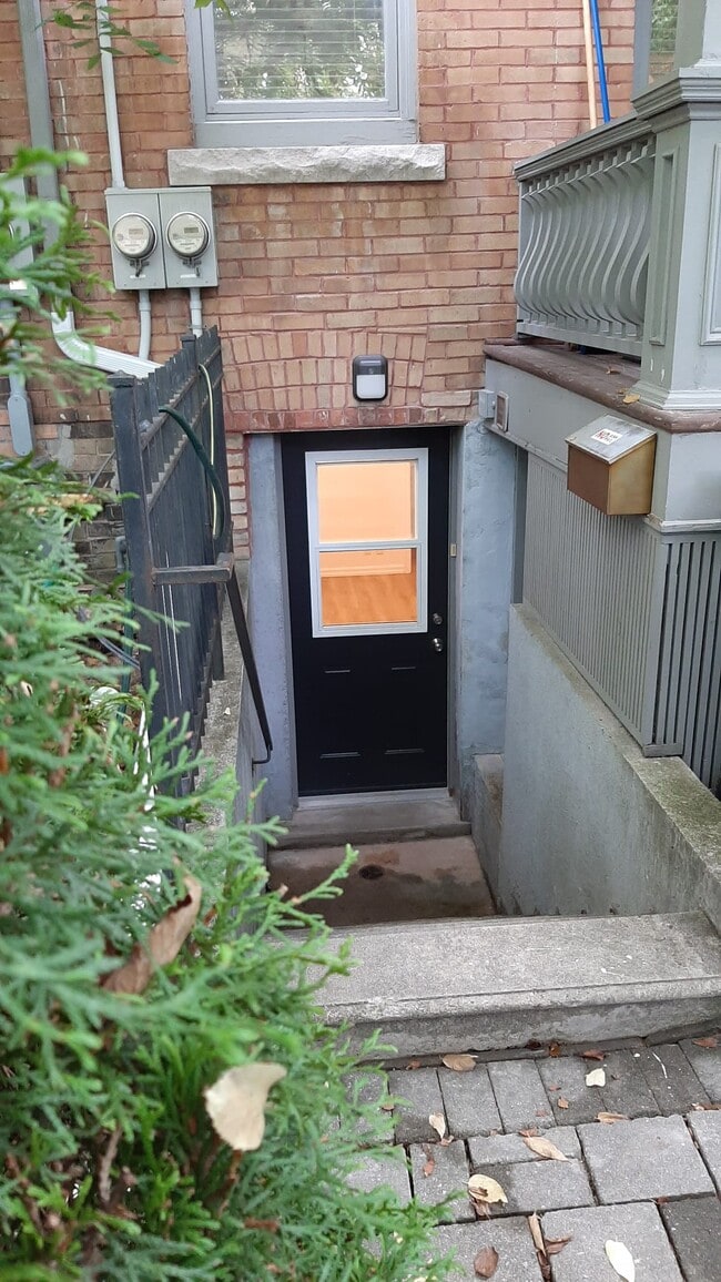 392 Montrose Av in Toronto, ON - Building Photo - Building Photo