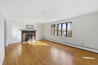 8 Cherryfield Dr in West Hartford, CT - Building Photo - Building Photo