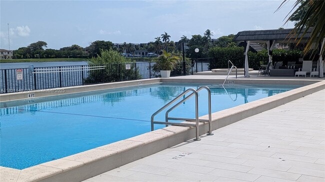 491 Ives Dairy Rd in Miami, FL - Foto de edificio - Building Photo