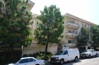 Villa Royale Apartments in Canoga Park, CA - Building Photo - Building Photo