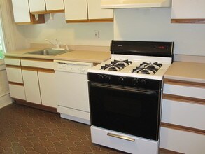 5706 Darlington Rd in Pittsburgh, PA - Foto de edificio - Building Photo