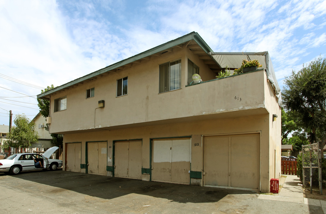 613 W Bellevue Dr in Anaheim, CA - Building Photo