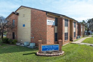 Bonnie Royal in Fort Worth, TX - Building Photo