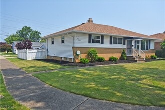 37 E Meadowlawn Blvd in Seven Hills, OH - Building Photo - Building Photo