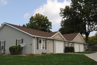 Meadow Wood Apartments in Salem, OH - Building Photo - Building Photo