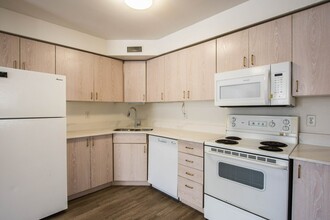 94 Sanford St in Barrie, ON - Building Photo - Building Photo