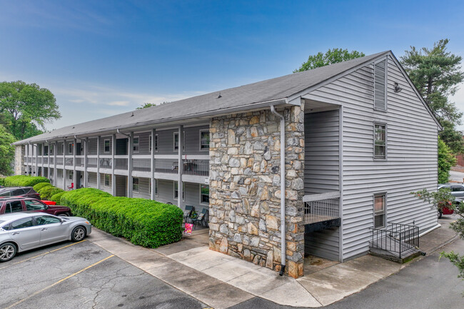 Georgetown Condominiums in Winston-Salem, NC - Building Photo - Building Photo