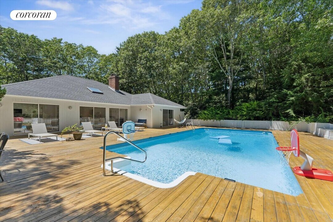 26 Deer Path in Quogue, NY - Building Photo