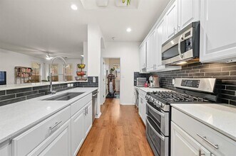 2721 Kinney Oaks Ct in Austin, TX - Building Photo - Building Photo