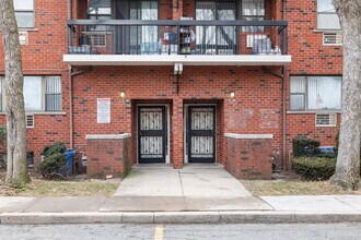 71-01 Park Ave in Fresh Meadows, NY - Foto de edificio - Building Photo