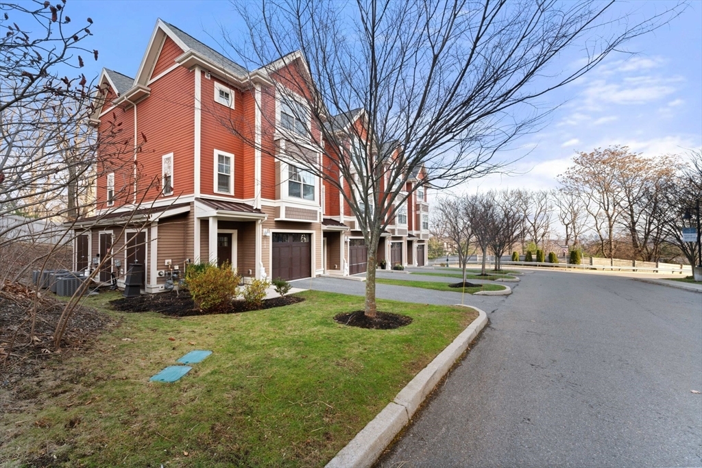 2004 Symmes Cir in Arlington, MA - Building Photo