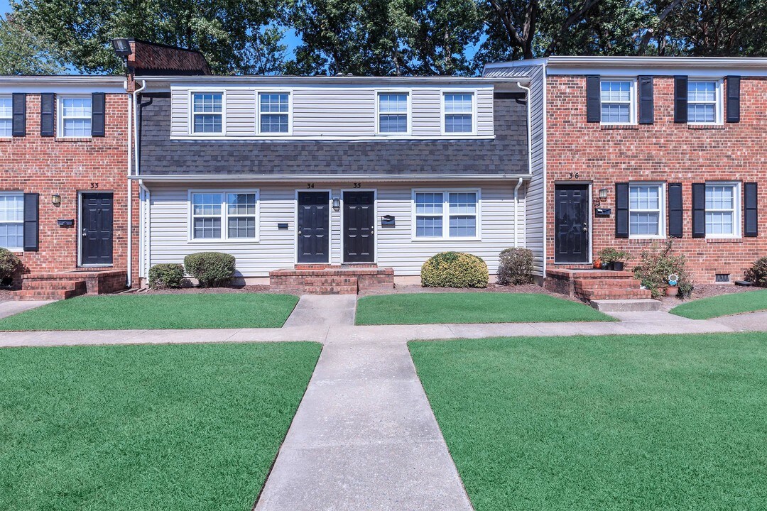 Uptown Apartments in Newport News, VA - Foto de edificio