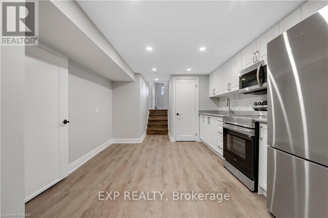 8059 Aintree Dr in Niagara Falls, ON - Building Photo - Building Photo