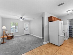 9241 Bearden Rd in Jacksonville, FL - Foto de edificio - Building Photo