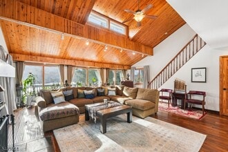 197 Point Breeze Dr in West Milford, NJ - Building Photo - Building Photo