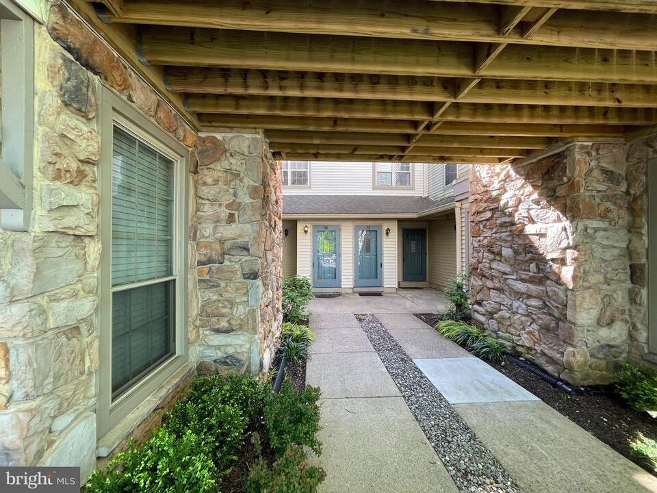 708 Remington Ct in Chalfont, PA - Foto de edificio