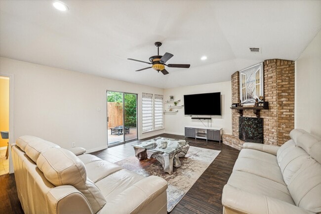 property at 910 Coachlight Dr