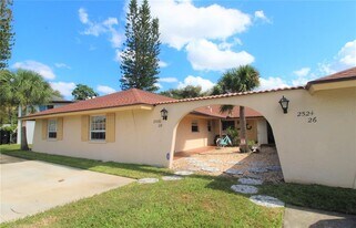 2530 Terry Ln in Sarasota, FL - Building Photo