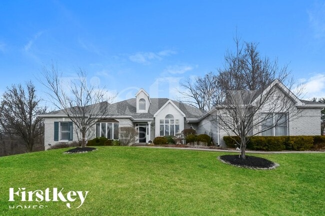 700 Meadow Cliff Dr in St. Charles, MO - Foto de edificio - Building Photo