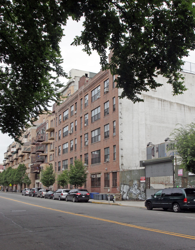 567 Flushing Ave in Brooklyn, NY - Foto de edificio - Building Photo