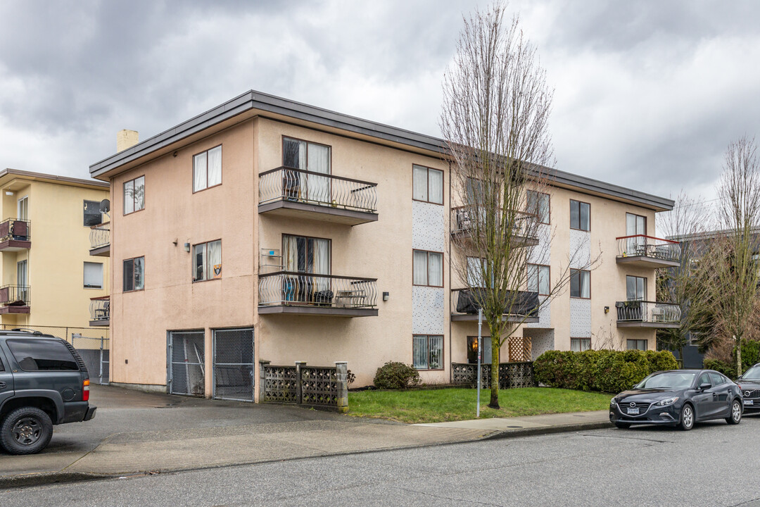 1620 Pender St E in Vancouver, BC - Building Photo