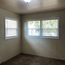 536 NE Lincoln St in Roseburg, OR - Building Photo - Building Photo