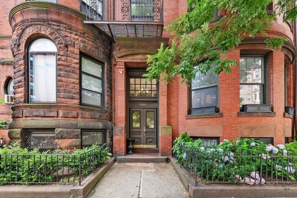 501 Beacon St in Boston, MA - Building Photo