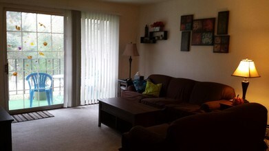 204 Williamsburg Dr, Unit 2 in Thiensville, WI - Building Photo - Building Photo