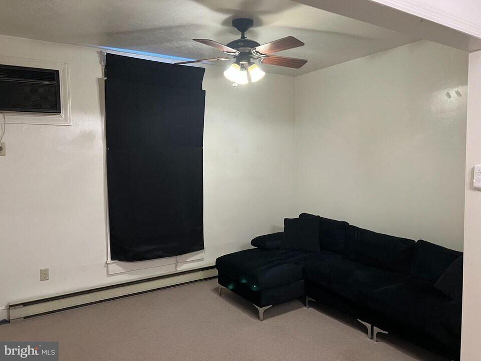 110 S Charles St in Charles Town, WV - Building Photo