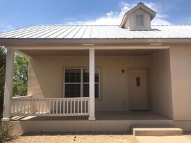 905 W Eagle Pass St, Unit A in Alpine, TX - Building Photo
