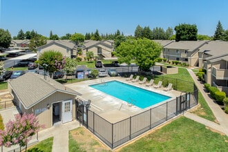 Autumn Run Apartments in Woodland, CA - Building Photo - Building Photo
