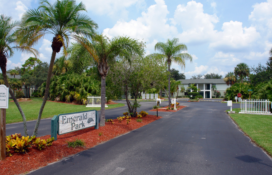 Emerald Park Condominiums in Melbourne, FL - Building Photo