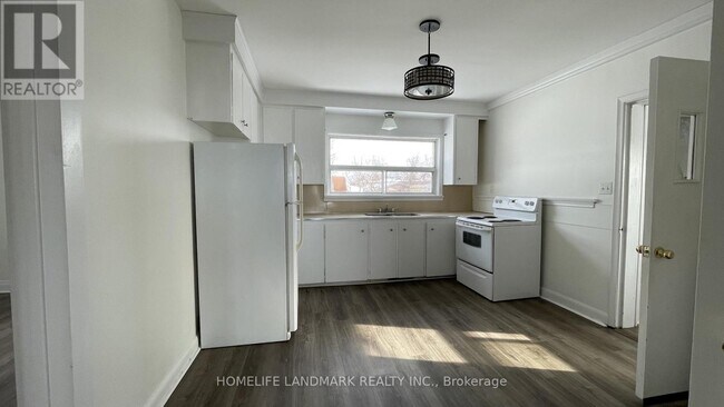 289 The Queensway N in Georgina, ON - Building Photo - Building Photo