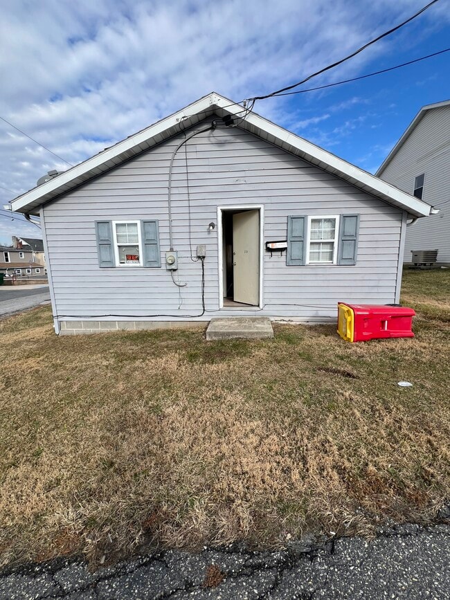 231 High St in Shippensburg, PA - Foto de edificio - Building Photo