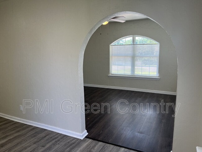 2432 E Pine St in Tulsa, OK - Foto de edificio - Building Photo