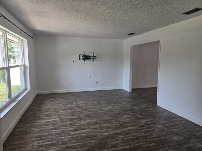 1530 Fife Ct in Dunedin, FL - Foto de edificio - Building Photo