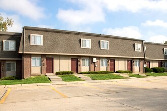 Featherstone Apartments in Council Bluffs, IA - Building Photo - Building Photo