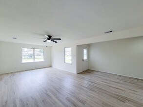 301 Cypress St in Lake Jackson, TX - Building Photo - Building Photo