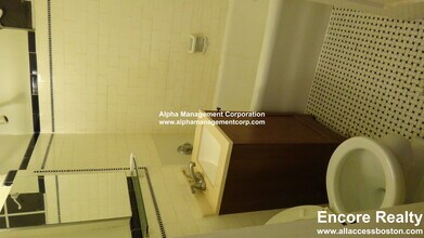 349 Pleasant St in Malden, MA - Foto de edificio - Building Photo