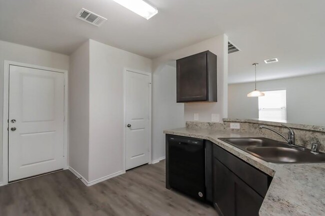 215 Blue Crane St in Huntsville, TX - Building Photo - Building Photo