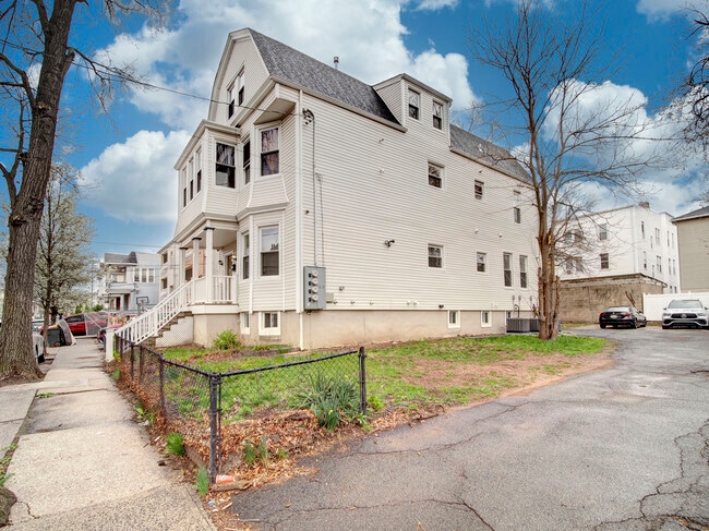 140 Fabyan Pl, Unit 2 in Newark, NJ - Building Photo - Building Photo