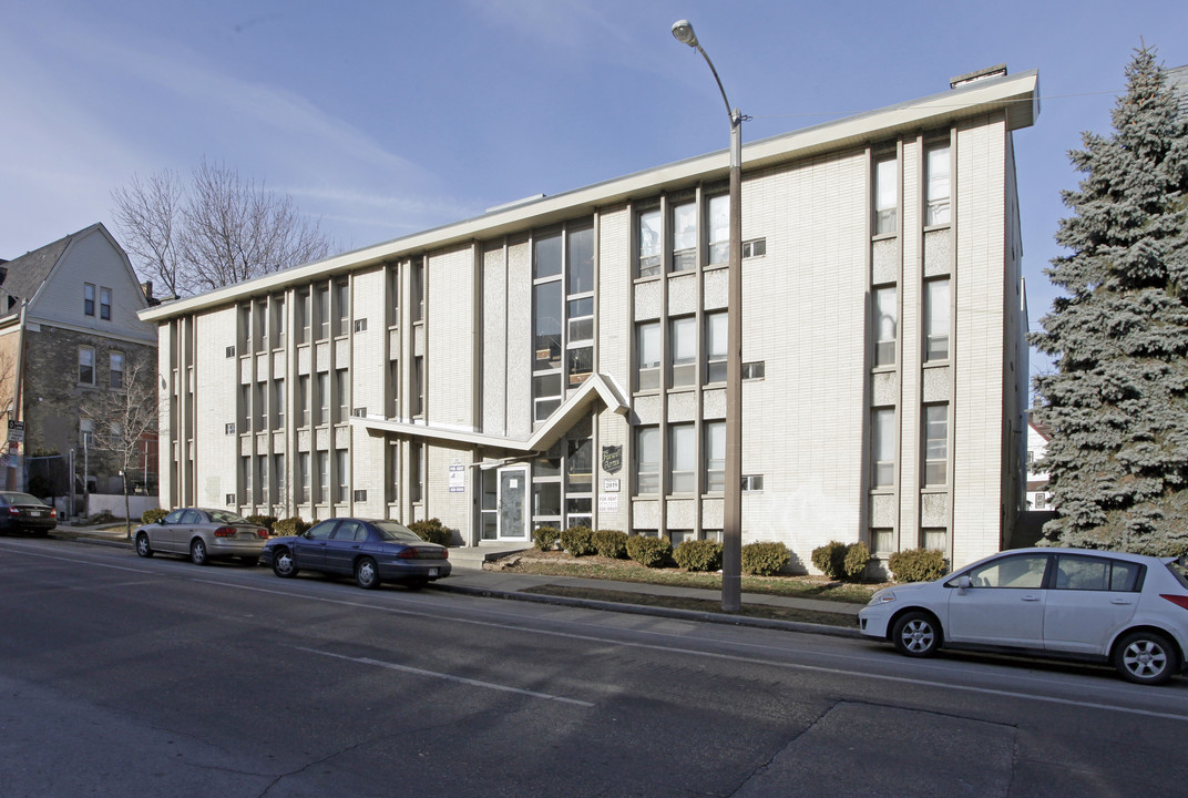 Farwell Arms in Milwaukee, WI - Building Photo