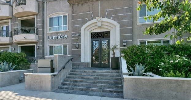 4424 Whitsett Ave in Los Angeles, CA - Building Photo