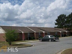 564 E Main St in Statesboro, GA - Building Photo