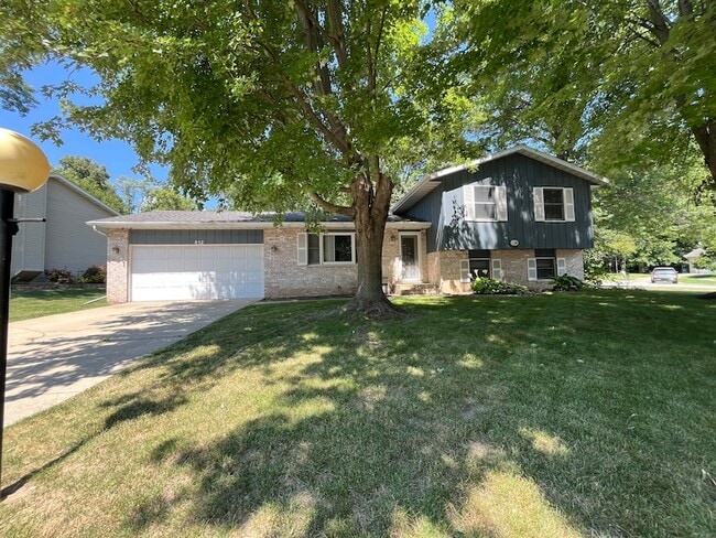 852 Burr Oak Dr