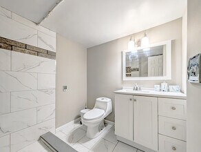 8616 Hickory Ave in Crystal Lake, IL - Foto de edificio - Building Photo