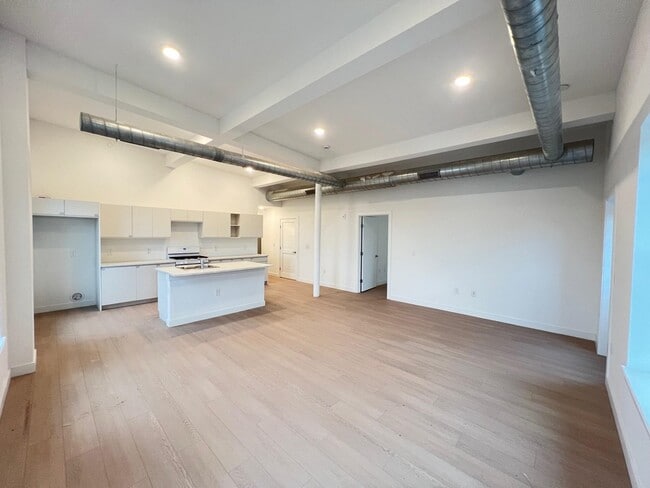 141 Christopher Columbus Dr in Jersey City, NJ - Building Photo - Building Photo