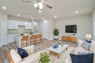 130 Sai Manor in San Antonio, TX - Foto de edificio - Building Photo