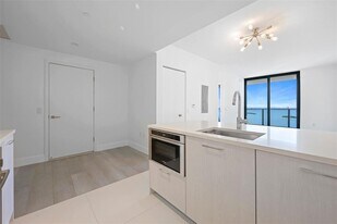 501 NE 31st St, Unit 3404 in Miami, FL - Building Photo