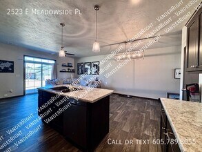 2523 E Meadowside Pl in Sioux Falls, SD - Building Photo - Building Photo